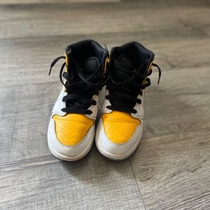 Air Jordan 1 Mid University Gold size 4Youth